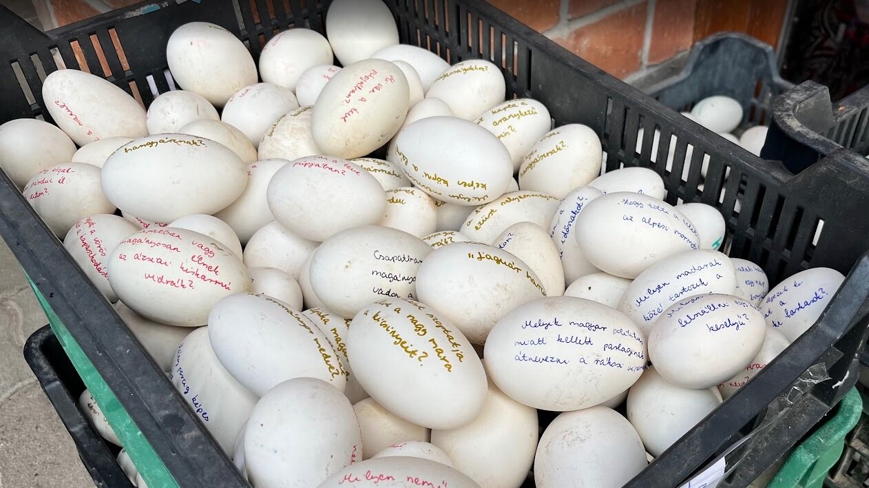 Feliratozott húsvéti tojások egy rekeszben